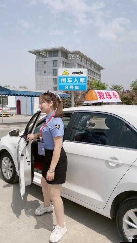 驾校教练都喜欢女学员吗：背后真相探究