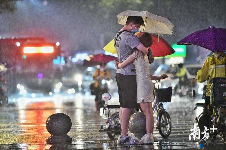 雨中的依偎：从后面抱着你，共赏窗前雨景